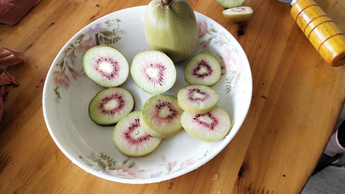 展示三种猕猴桃切面细节，绿心果肉细腻，黄心果肉金黄饱满，果肉质地差异明显