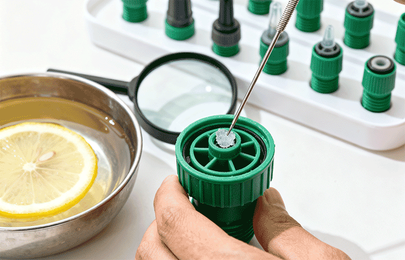 灌水器堵塞疏通处理，滴头通针清理结晶特写