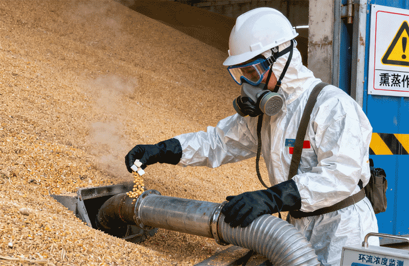 粮仓熏蒸作业,环流熏蒸设备与防护服工人远景