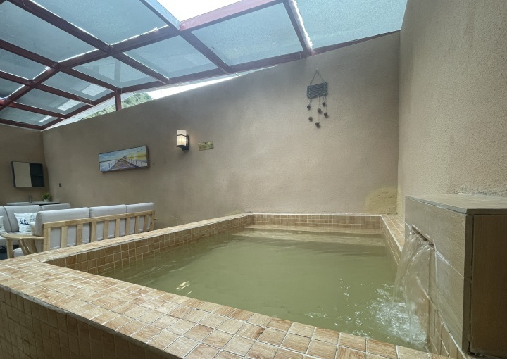 游客在温泉度假区