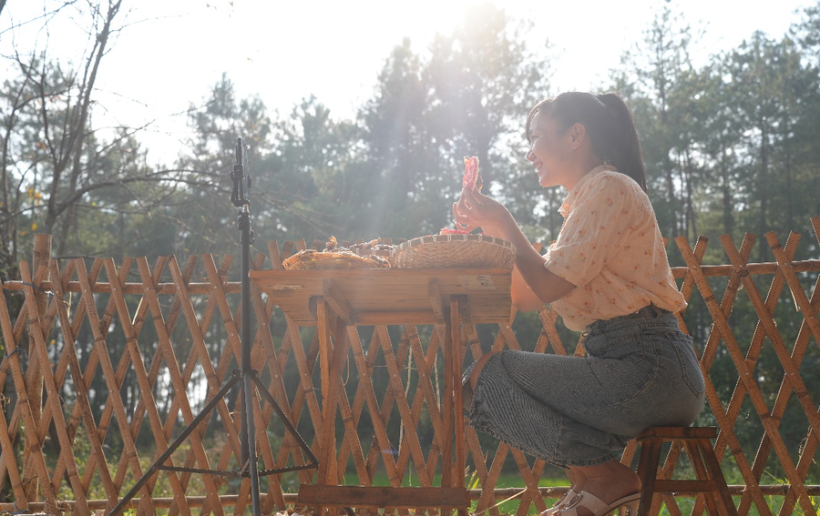 一部手机带火千年古镇：湖南洞口高沙“徐艳红模式”的乡土逆袭