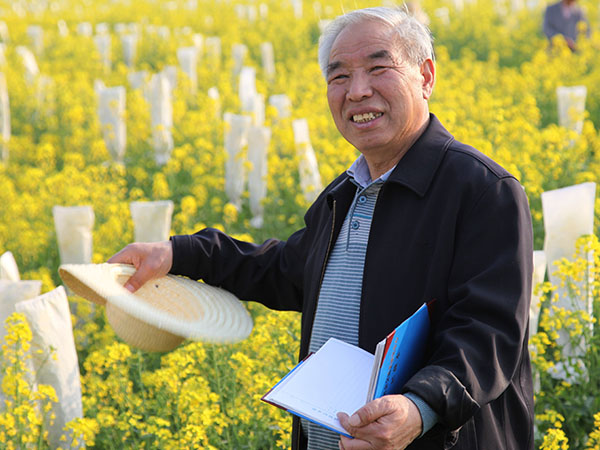 李殿荣：将一生功勋写在大地上的“油菜之父”