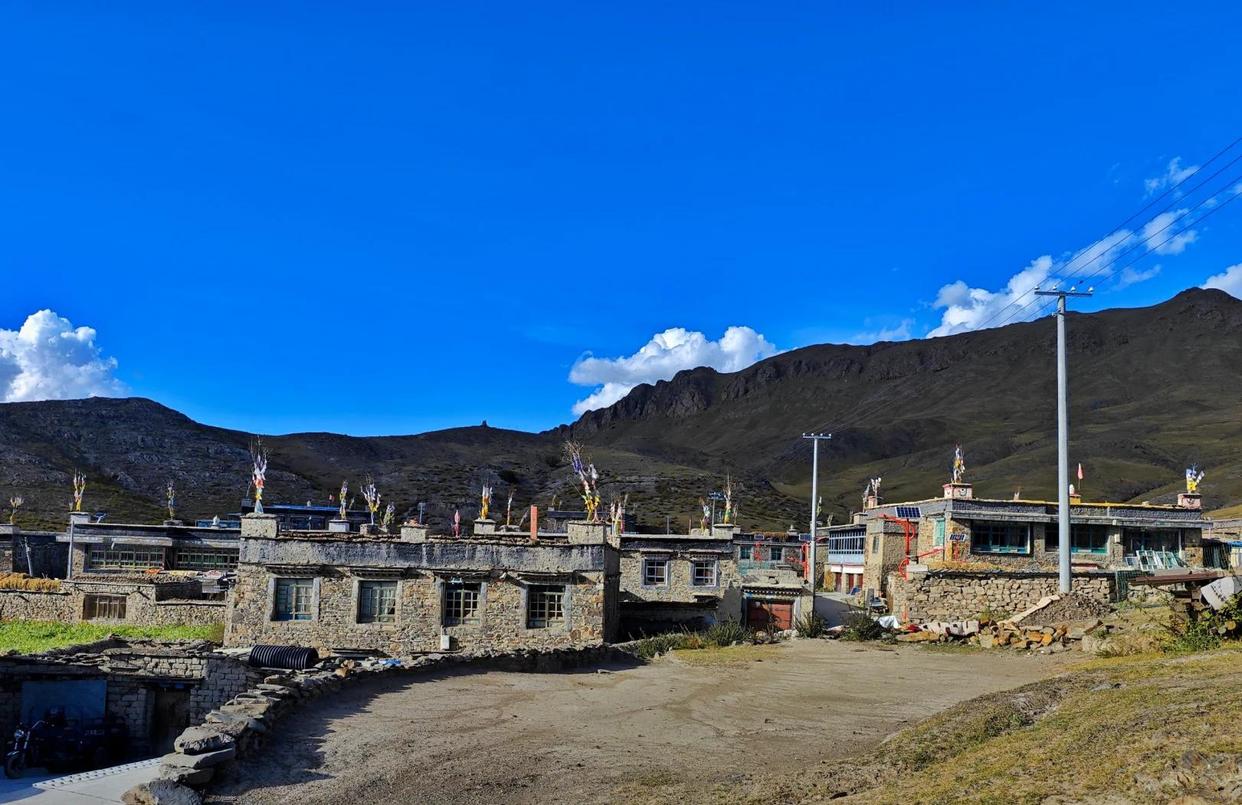 西藏羊湖畔的民宿致富路:从放牧到年入十万,日托寺带火小村庄