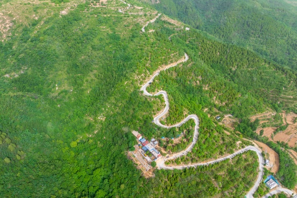 最新农村道路升级政策解读：村村通如何让农民出行更便利、增收更有望