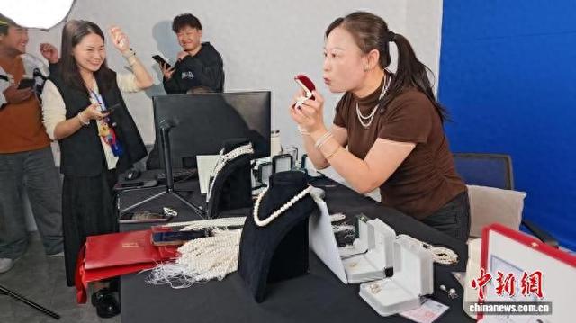 万年珍珠“触网”记:乡村女性用直播间打开致富新天地