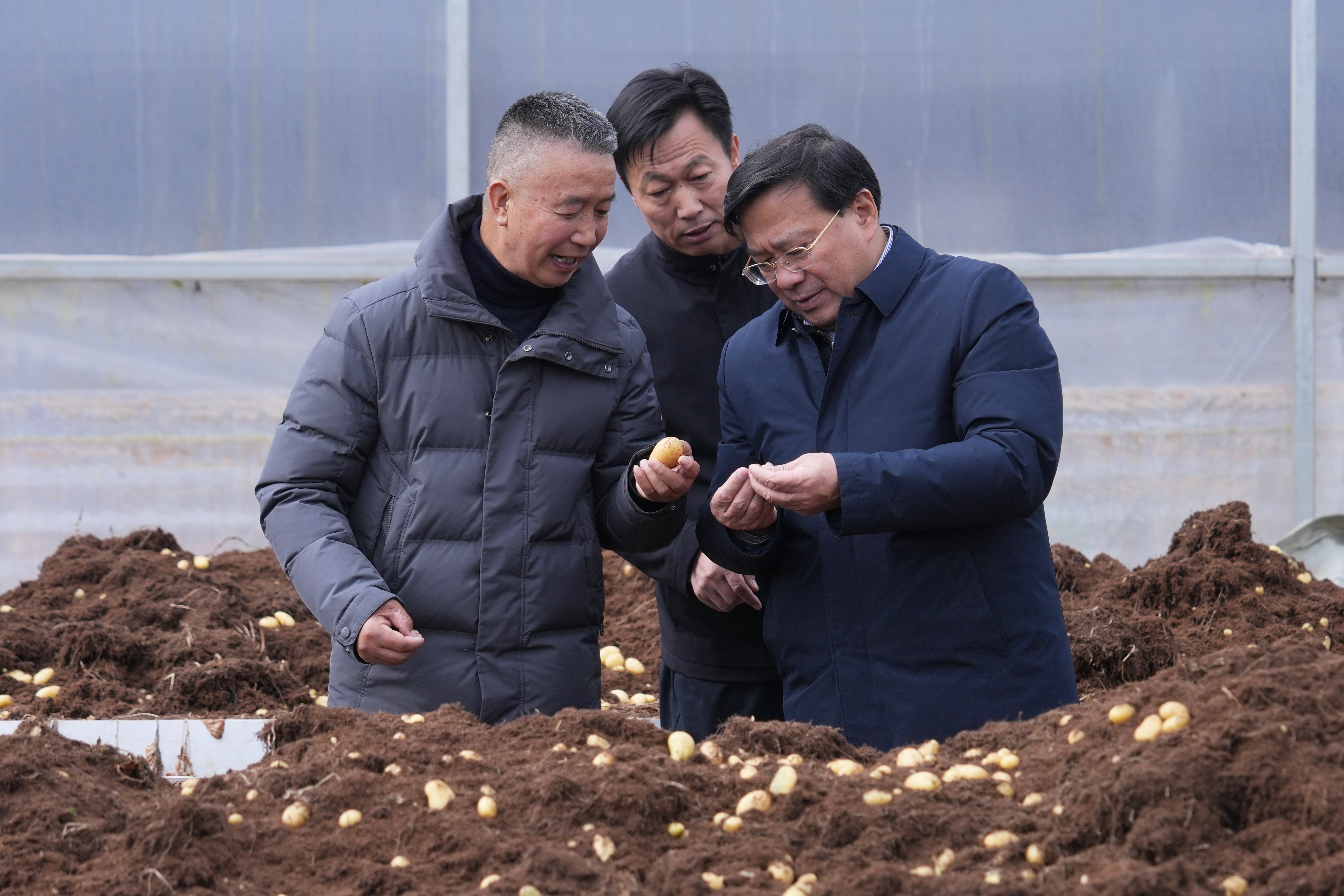 韩俊甘肃调研发声：力促脱贫攻坚成果巩固 培育乡村特色产业