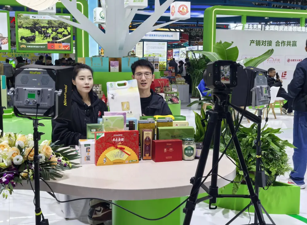 农业博览会上，主播正在推介农产品