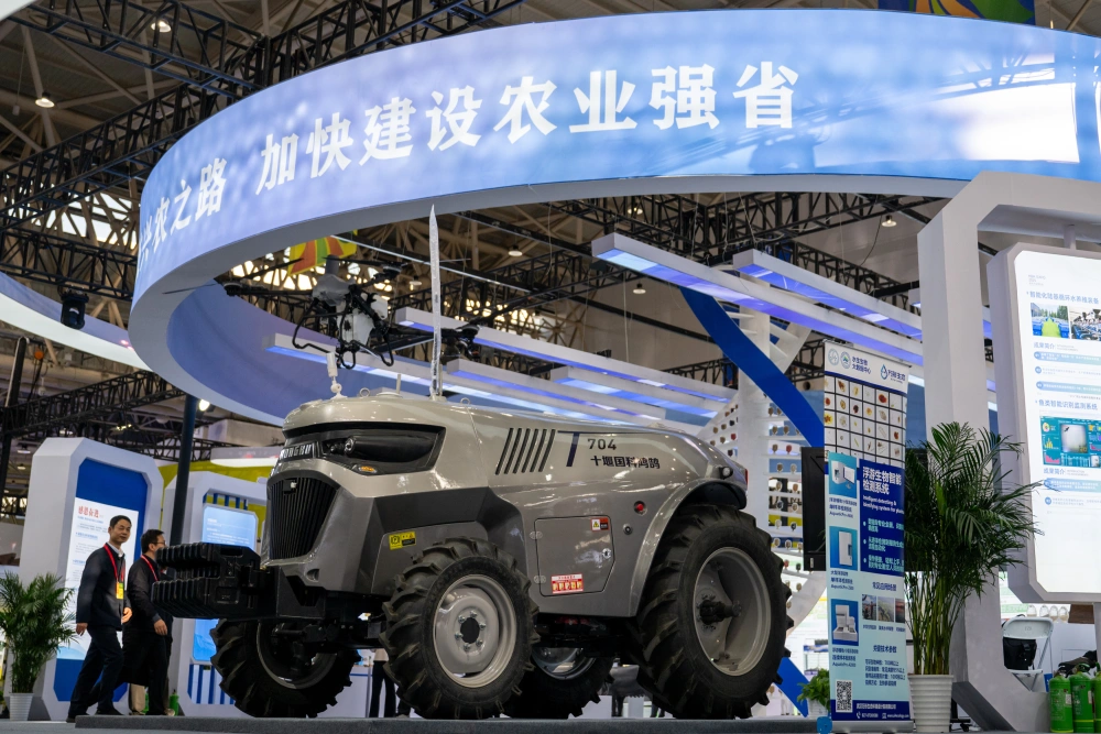 2025湖北农业博览会展出的智能拖拉机