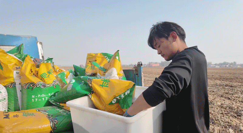 武志强认真为农机添加肥料