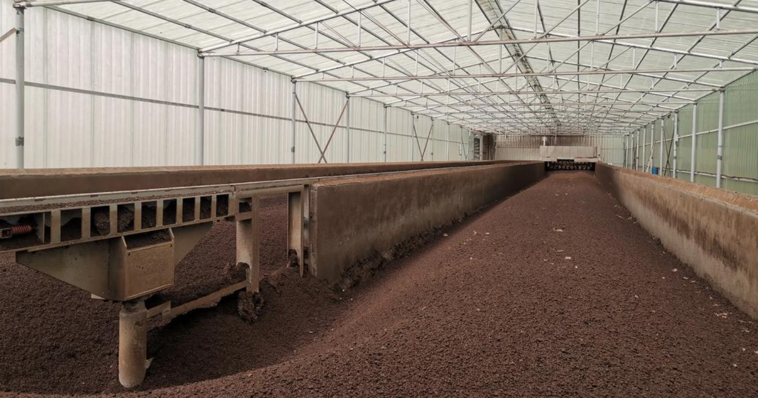 有机肥来自动植物残体或排泄物,肥效慢但持久,关键是能改良土壤、提升地力。