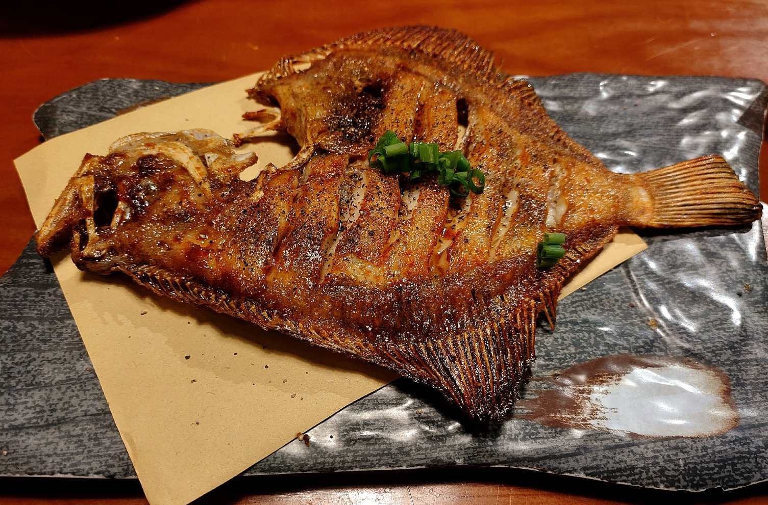 多宝鱼(大菱鲆)如何辨别?看花纹摸黏液翻鳃盖提尾巴四步法