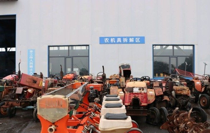 工作人员拆解农机
