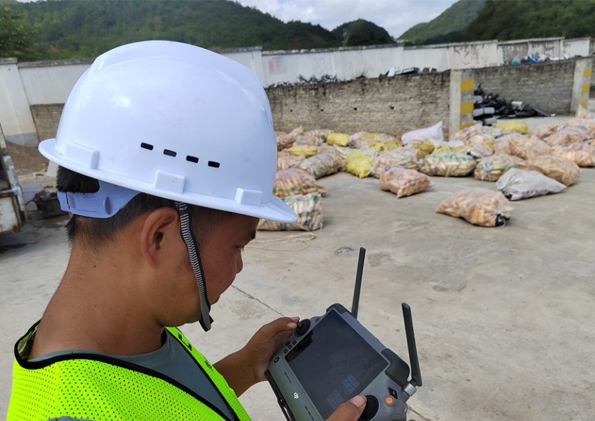 无人机吊运玉米