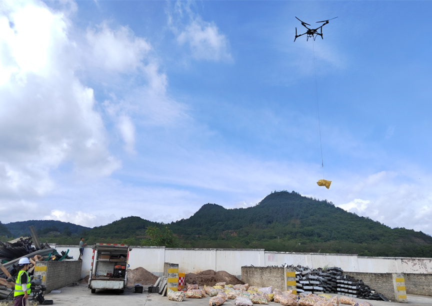 村民郭正友在田埂