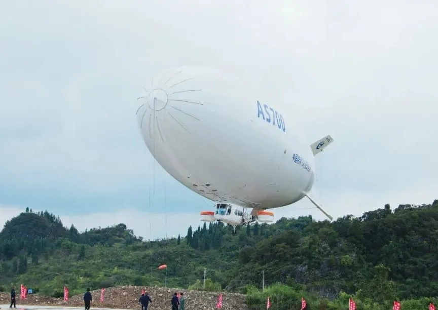 AS700载人飞艇在关岭飞行