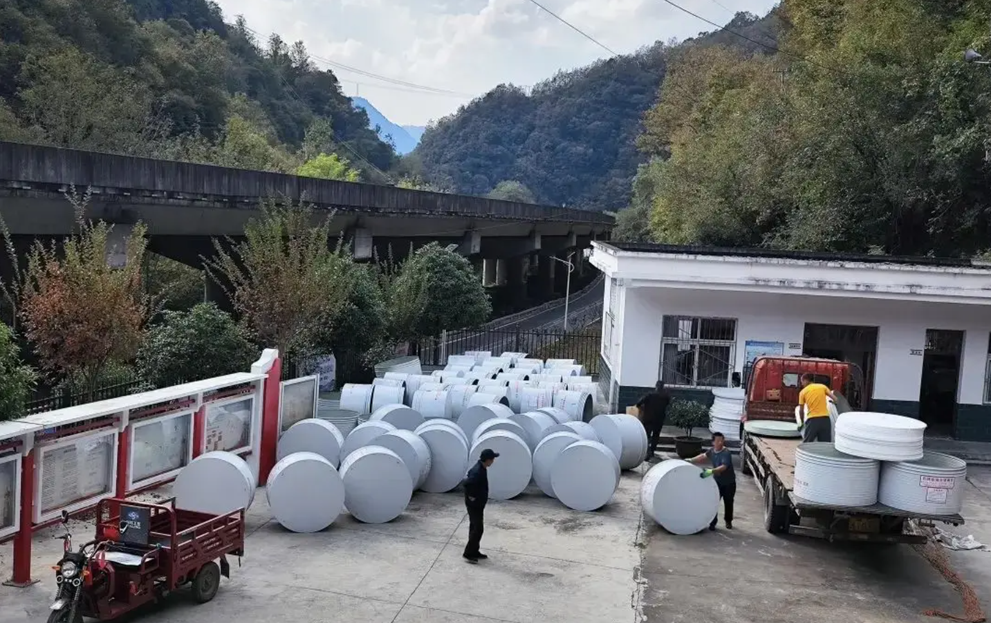 农民购置科学储粮仓