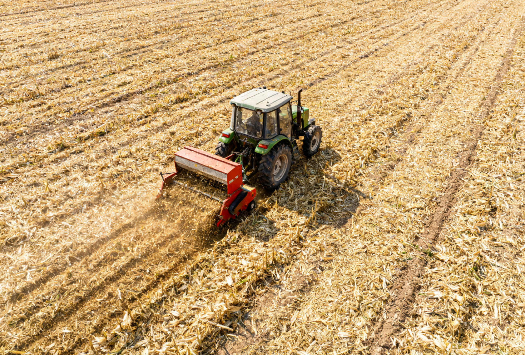 秋收后秸秆粉碎还田,拖拉机牵引粉碎机作业覆盖地表