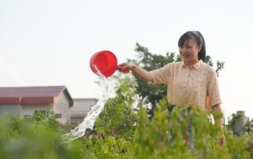高沙镇年轻人参与直播工作