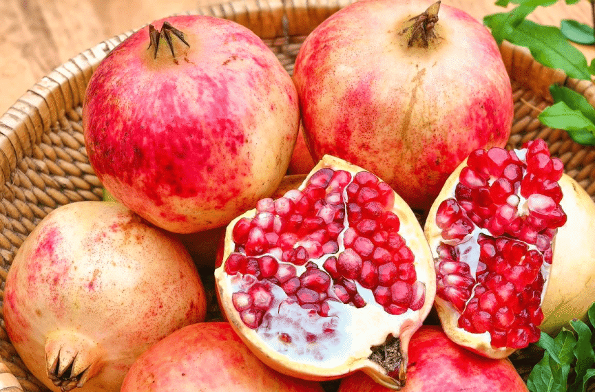 新鲜和存放过石榴捏皮对比